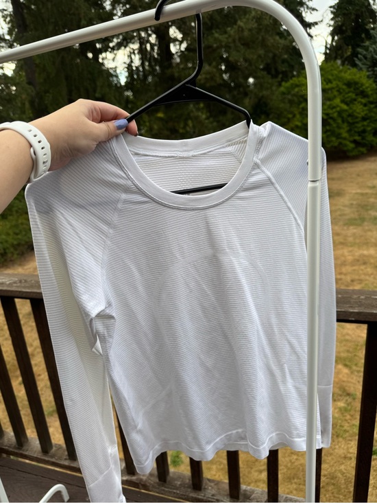 lululemon athletica Tops - Lululemon Swiftly Tech Long Sleeve 2.0 Top White Seamless Thumbholes